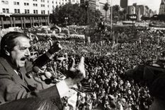 Hace cuarenta años Raúl Alfonsín era elegido presidente derrotando al peronismo. La esperanza inundó al país, no sólo entre sus mayoritarios votantes. Foto: Victor Bugge