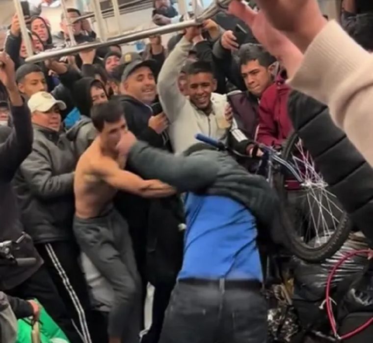 Impactante pelea en el tren San Martín. Foto: Captura de video