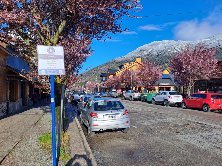 La implementación del estacionamiento pago en la zona céntrica de San Martín de los Andes genera un enfrentamiento entre vecinos y el intendente de la ciudad patagónica