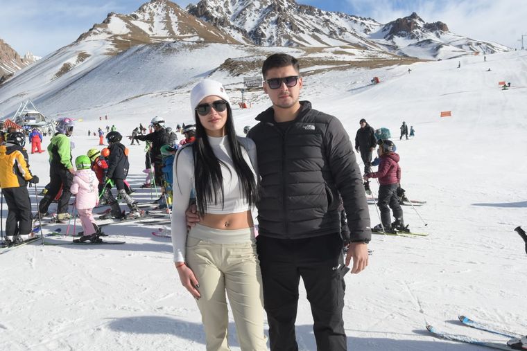 Jenny y Santiago, son parejas y también se consideran mejores amigos. Jenny y Santiago, son parejas y también se consideran mejores amigos.