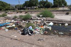 capital endurece sanciones por tirar basura en acequias: multas hasta $1,7 millones