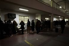 Las demoras provocaron que se votara ya con luz artificial. Foto: MDZ