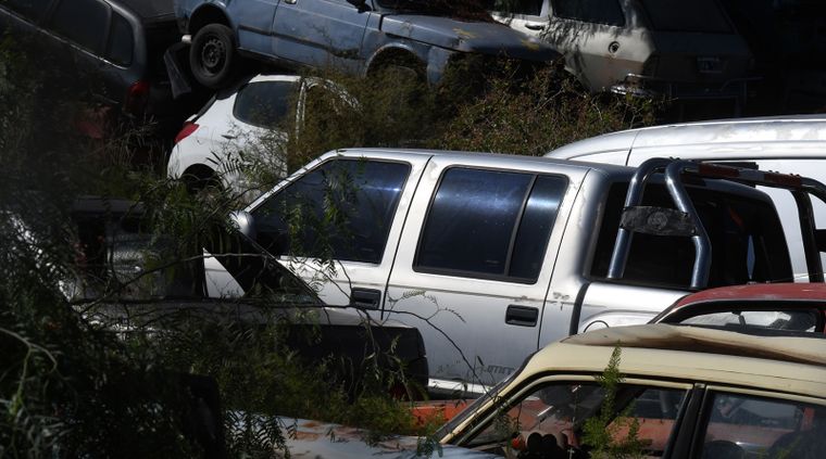 Los autos en la playa de secuestros que va a subastar Godoy Cruz.