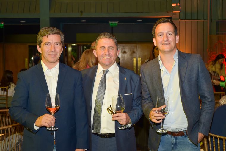 El presidente de la Cámara de Diputados de Mendoza Andrés Lombardi y el diputado Mauro Giambastiani fueron recibidos por el Cónsul General de Italia en Mendoza, Giuseppe D'Agosto. El presidente de la Cámara de Diputados de Mendoza Andrés Lombardi y el diputado Mauro Giambastiani fueron recibidos por el Cónsul General de Italia en Mendoza, Giuseppe D'Agosto.