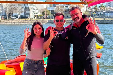 Turistas de Santiago del Estero extraviaron la llave de su camioneta en el lago San Roque junto al buzo Gonzalo Odasso. Turistas de Santiago del Estero extraviaron la llave de su camioneta en el lago San Roque junto al buzo Gonzalo Odasso.