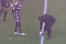 Un encapuchado se robó la pelota antes del partido como una campaña en contra de la piratería. Un encapuchado se robó la pelota antes del partido como una campaña en contra de la piratería.