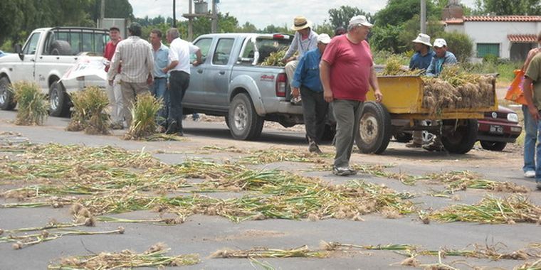 La semana pasada, productores del Valle de Uco tiraron ajo a la ruta.