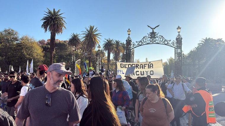 La marcha universitaria ya llegó a los portones del Parque y se dirige a la Plaza Independencia. La marcha universitaria ya llegó a los portones del Parque y se dirige a la Plaza Independencia.