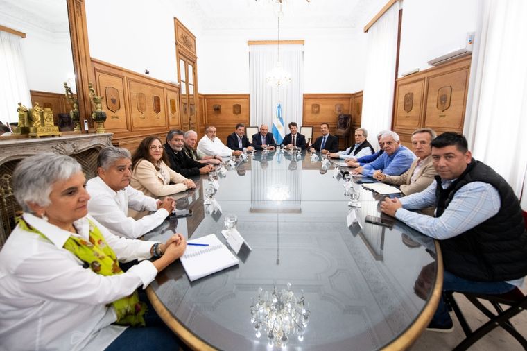 La CGT en Casa Rosada, durante la reunión con funcionarios del Gobierno. Fue esta semana, un día antes del anuncio de un nuevo paro para el 9 de mayo