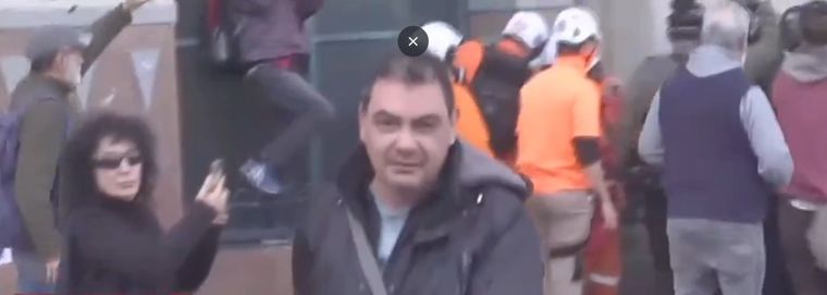 El agresor que golpeó e insultó a la periodista.