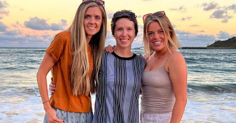 Jyrl (centro) viajó a Hawai con amigas para celebrar que había superado un cáncer de mama y su historia se hizo viral Foto: Instagram @valeriwinnjones