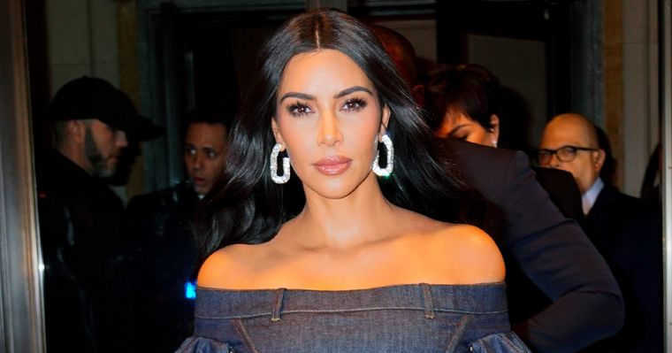 Kim Kardashian y Danna Paola eligen la misma combinación: jeans + top lencero Foto: Glamour