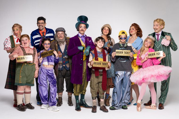 El elenco completo de la obra de Charlie y la fábrica de chocolate.