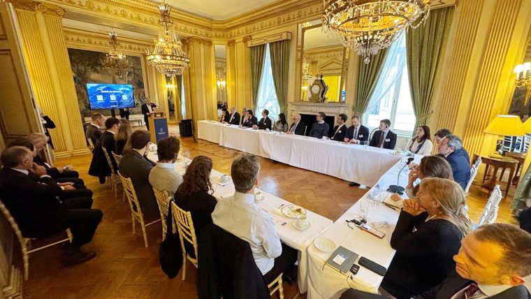 Alfredo Cornejo expuso en la Embajada argentina en Londres. Foto: Gobierno de Mendoza