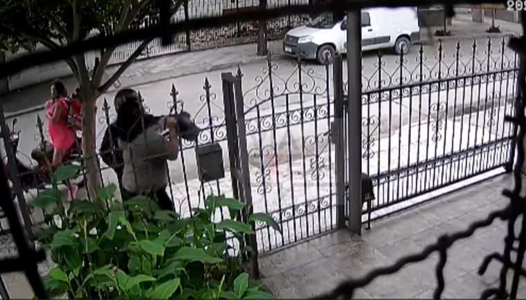 La joven embarazada se hacía pasar por delivery Foto: Captura de video