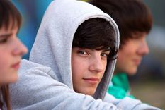 No importa la edad, el trabajo o lo exitoso y seguros que seamos siempre, nos vemos afectados en más o en menos por nuestro entorno. Foto: shutterstock.com