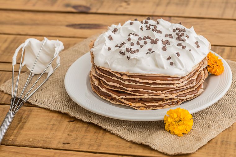 Receta de torta Rogel casera con dulce de leche y merengue.