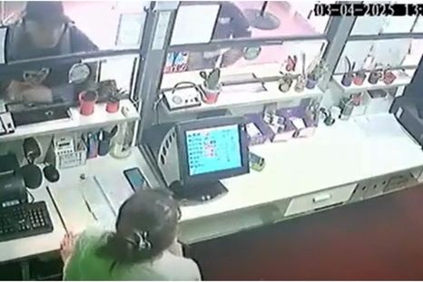 Una cámara de seguridad registró la secuencia. Foto: Captura de video