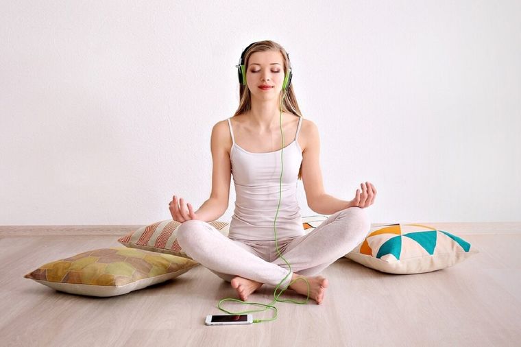 El yoga involucra movimientos lentos lo cual puede mejorar la flexibilidad y el ánimo. Foto: La Nación