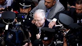 El sacerdote chileno Fernando Karadima rodeado por los medios mientras abandona el edificio de la Corte Suprema en Santiago de Chile. Foto: REUTERS