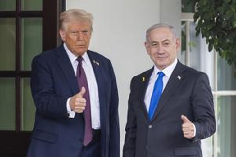 Trump y Netanyahu en la entrada de la Casa Blanca. Foto: EFE.