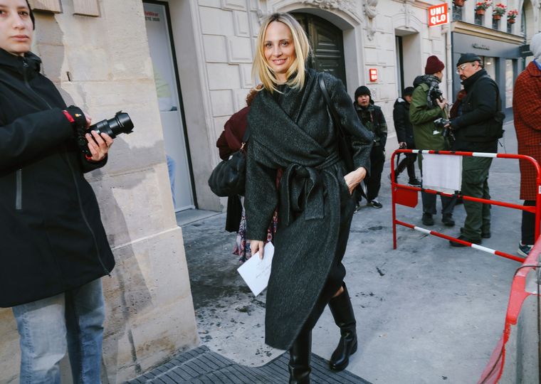 El tapado negro, nuestro fiel compañero invernal. Foto: Vogue
