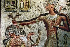 Ramsés II capturando enemigos (un nubio, un libio y un sirio) en el relieve de Menfis (circa 1250 a. C.) Museo Egipcio de El Cairo.. Foto: Wikipedia.