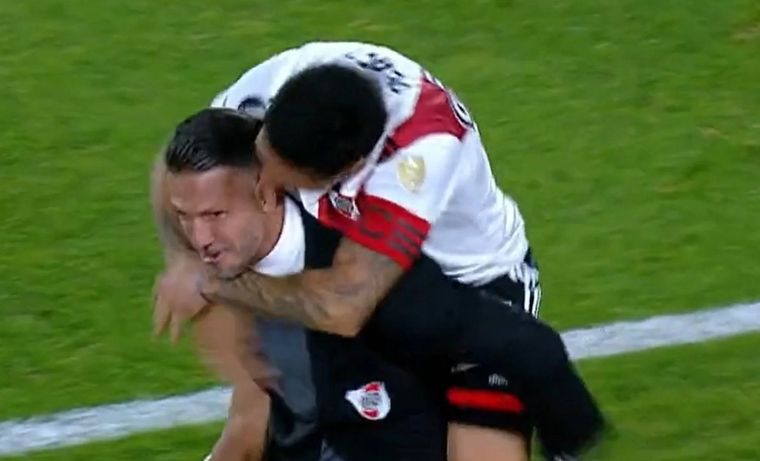El festejo de Enzo con el entrenador de River.