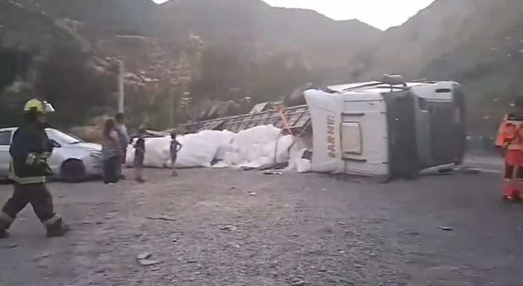 Los trabajos de bomberos en la escena del accidente.&nbsp;