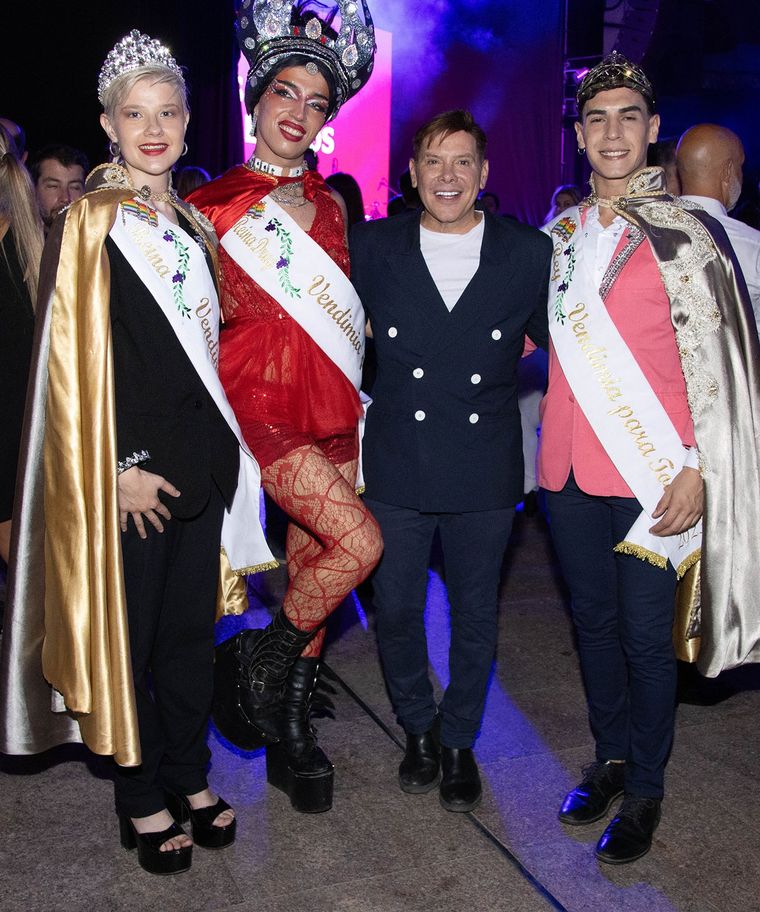 Gabriel Canci junto a los reyes 2023: hoy les tocará dejar las coronas. ¡No dejes de votar en las encuestas al final de la nota! Foto: Santiago Tagua - MDZ