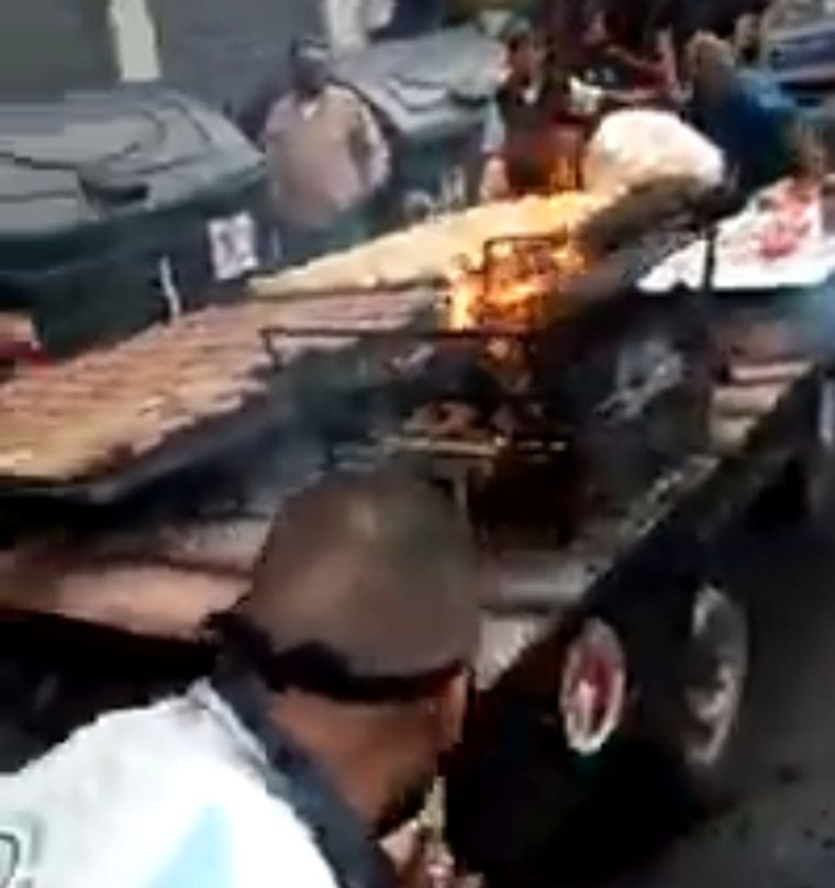 Sobre ruedas Las parrillas con choripanes se desplazaron por el centro porteño.