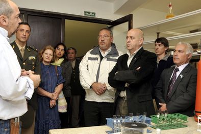 MDZol | El antropólogo Adolfo Gil, conversa con las autoridades municipales sobre las tareas de investigación en un renovado laboratorio. Foto: Agustín Mauricio/Mediamza.com