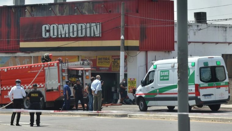 La ciudad de San Salvador de Jujuy vive horas de conmoción tras el devastador incendio que se desató en la mañana del viernes en un supermercado. Foto: Tribuno de Jujuy