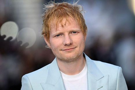 El cantante británico Ed Sheeran se ha convertido en el centro de una polémica por sacar a un músico de su reperetorio de teloneros.