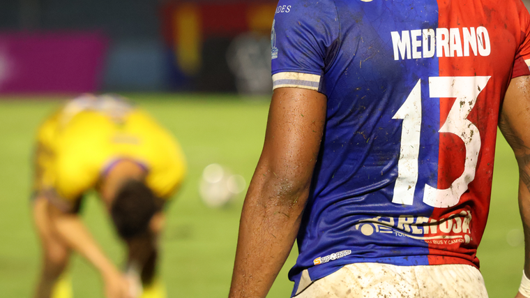 Proscrito en la sociedad salvadoreña por su relación con la Mara Salvatrucha, el 13 comienza a dejarse ver en contextos sin estigma, como en la espalda de Edgar Medrano, uno de los delanteros del Club Deportivo FAS.