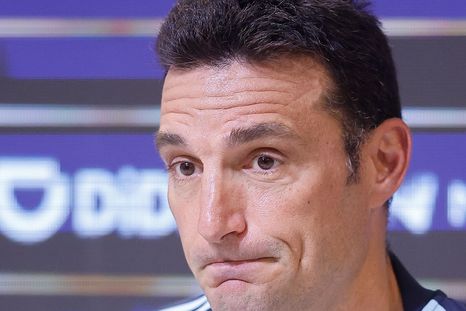 Scaloni, al borde de las lágrimas en Ezeiza por una noticia que sacudió a la Selección. Scaloni, al borde de las lágrimas en Ezeiza por una noticia que sacudió a la Selección.