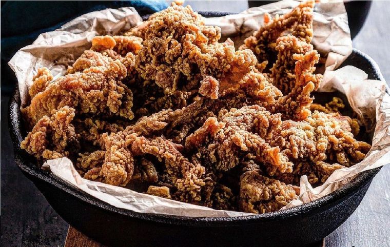 El pollo frito es una receta muy fácil y muy crocante. Se puede comer caliente o frío, acompañado por varias salsas y guarniciones. Foto: Instagram @kikiri.oficial