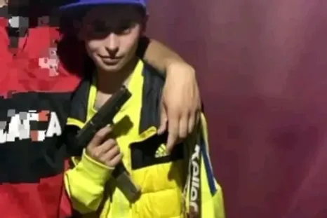 Un joven de 20 años fue hallado muerto en su vivienda de la ciudad de La Plata y horas después sus amigos lo despidieron con un ruidoso ritual “tumbero” que incluyó disparos al aire y cortes de motocicletas. Un joven de 20 años fue hallado muerto en su vivienda de la ciudad de La Plata y horas después sus amigos lo despidieron con un ruidoso ritual “tumbero” que incluyó disparos al aire y cortes de motocicletas.