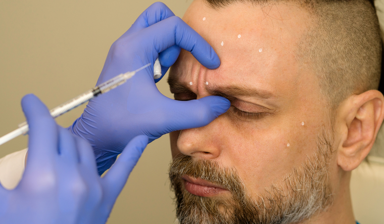 Tanto hombres como mujeres recurren a los tratamientos estéticos no quirúrgicos. Tanto hombres como mujeres recurren a los tratamientos estéticos no quirúrgicos.