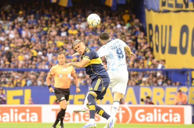 El defensor de Boca, Ayrton Costa, va arriba ante el goleador de Racing, Maravilla Martínez, quien alcanza a impactarlo en la cara. El defensor de Boca, Ayrton Costa, va arriba ante el goleador de Racing, Maravilla Martínez, quien alcanza a impactarlo en la cara.