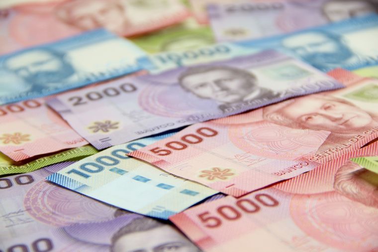 En qué pagar las compras en Chile es uno de los grandes dilemas de los argentinos en el vecino país. Foto: Shutterstock