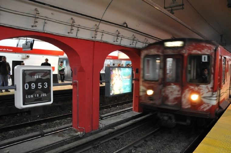 En medio de la Estación Pasteur-AMIA, el reloj que recuerda el momento del atentado Foto: AMIA