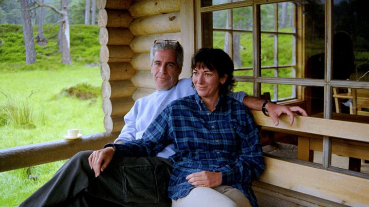 Jeffrey Epstein y Ghislaine Maxwell en una foto de los archivos del caso.