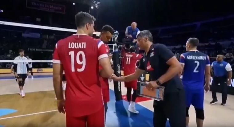 La maniobra antideportiva del DT de Francia ante Argentina.