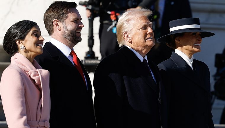 JD Vance, Donald Trump y sus esposas, durante un acto público. Foto Efe