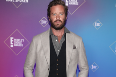 Expulsado de Hollywood por sus actos de abuso sesual y canibalismo, Armie Hammer ya tiene trabajo escondido en el Caribe. Foto: Getty.