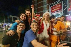 Fátima Florez recorrió anoche el centro de Villa Carlos Paz repartiendo alfajores vestida de Mamá Noel Foto: Gentileza