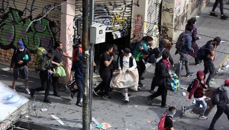 Fin de época. Saqueos hace cuatro noches en el Conurbano. Foto: Twitter Claudio Ersinger