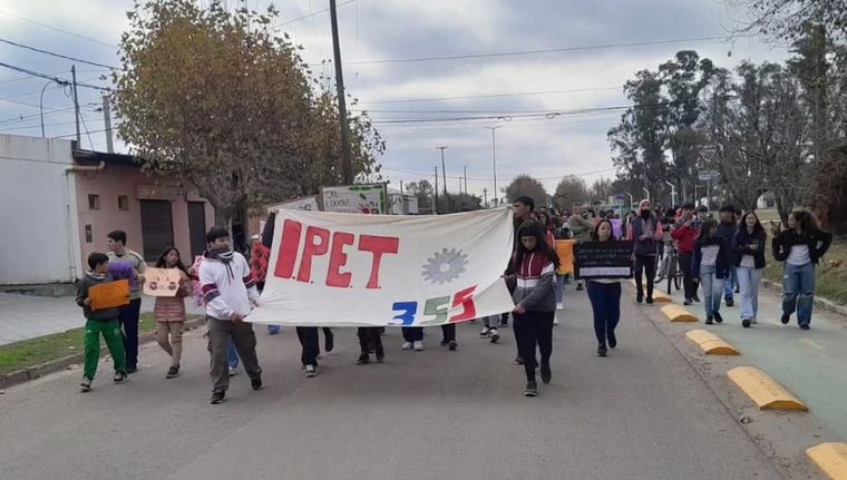La comunidad educativa de Canals se movilizó el viernes pasado en solidaridad con la directora del Ipet 355.