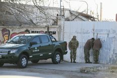 Un galpón abandonado del Ejército se incendió este lunes. Foto: Alf Ponce